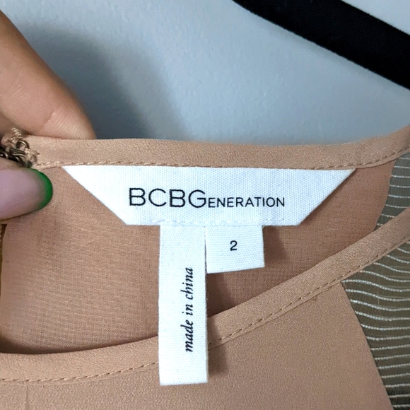 Size 2 BCBGeneration Nude Short Sleeve Dress - Picture 5 of 5
